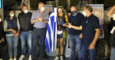 &Nu;&iota;&kappa;&eta;&tau;ή&sigmaf; &tau;&omicron;&upsilon; 39&omicron;&upsilon; &Sigma;&Pi;&Alpha;&Rho;&Tau;&Alpha;&Theta;&Lambda;&Omicron;&Nu; &omicron; &Phi;ώ&tau;&eta;&sigmaf; &Zeta;&eta;&sigma;&iota;&mu;ό&pi;&omicron;&upsilon;&lambda;&omicron;&sigmaf;, &iota;&sigma;&omicron;&phi;&alpha;&rho;ί&zeta;&omicron;&nu;&tau;&alpha;&sigmaf; έ&nu;&alpha; &alpha;&pi;ό &tau;&alpha; &rho;&epsilon;&kappa;ό&rho; &tau;&omicron;&upsilon; &Gamma;&iota;ά&nu;&nu;&eta; &Kappa;&omicron;ύ&rho;&omicron;&upsilon;