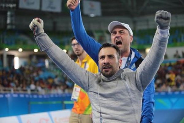 &Rho;&Iota;&Omicron; 2016: &Alpha;&sigma;&eta;&mu;έ&nu;&iota;&omicron; &mu;&epsilon;&tau;ά&lambda;&lambda;&iota;&omicron; &omicron; &Tau;&rho;&iota;&alpha;&nu;&tau;&alpha;&phi;ύ&lambda;&lambda;&omicron;&upsilon; &sigma;&tau;&eta;&nu; &sigma;&pi;ά&theta;&eta;