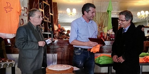 &Delta;&Epsilon;&Lambda;&Tau;&Iota;&Omicron; &Tau;&Upsilon;&Pi;&Omicron;&Upsilon; - Έ&kappa;&omicron;&psi;&alpha;&nu; &tau;&eta;&nu; &pi;ί&tau;&alpha; &tau;&omicron;&upsilon;&sigmaf; &omicron;&iota; ''&Delta;&rho;&omicron;&mu;&epsilon;ί&sigmaf; &Sigma;ύ&rho;&omicron;&upsilon;''