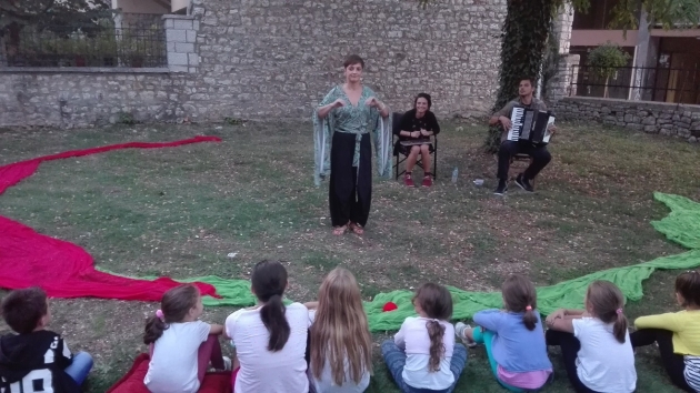 &Delta;&Epsilon;&Lambda;&Tau;&Iota;&Omicron; &Tau;&Upsilon;&Pi;&Omicron;&Upsilon; - &laquo;Έ&tau;&rho;&epsilon;&xi;&alpha;&nu;&raquo; &omicron;&iota; ή&rho;&omega;&epsilon;&sigmaf; &tau;&eta;&sigmaf; &mu;&upsilon;&theta;&omicron;&lambda;&omicron;&gamma;ί&alpha;&sigmaf; &kappa;&alpha;&iota; &mu;&alpha;&zeta;ί &tau;&omicron;&upsilon;&sigmaf; &tau;&alpha; &mu;&iota;&kappa;&rho;ά &pi;&alpha;&iota;&delta;&iota;ά &alpha;&lambda;&lambda;ά &kappa;&alpha;&iota; &omicron;&iota; &mu;&epsilon;&gamma;ά&lambda;&omicron;&iota; | 10&omicron;&sigmaf; &Gamma;ύ&rho;&omicron;&sigmaf; &Lambda;ί&mu;&nu;&eta;&sigmaf; &Iota;&omega;&alpha;&nu;&nu;ί&nu;&omega;&nu;