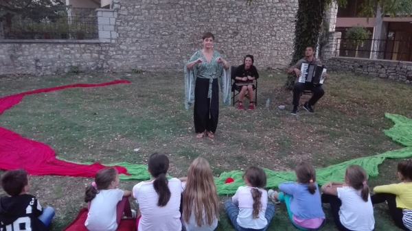 &Delta;&Epsilon;&Lambda;&Tau;&Iota;&Omicron; &Tau;&Upsilon;&Pi;&Omicron;&Upsilon; - &laquo;Έ&tau;&rho;&epsilon;&xi;&alpha;&nu;&raquo; &omicron;&iota; ή&rho;&omega;&epsilon;&sigmaf; &tau;&eta;&sigmaf; &mu;&upsilon;&theta;&omicron;&lambda;&omicron;&gamma;ί&alpha;&sigmaf; &kappa;&alpha;&iota; &mu;&alpha;&zeta;ί &tau;&omicron;&upsilon;&sigmaf; &tau;&alpha; &mu;&iota;&kappa;&rho;ά &pi;&alpha;&iota;&delta;&iota;ά &alpha;&lambda;&lambda;ά &kappa;&alpha;&iota; &omicron;&iota; &mu;&epsilon;&gamma;ά&lambda;&omicron;&iota; | 10&omicron;&sigmaf; &Gamma;ύ&rho;&omicron;&sigmaf; &Lambda;ί&mu;&nu;&eta;&sigmaf; &Iota;&omega;&alpha;&nu;&nu;ί&nu;&omega;&nu;