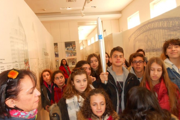 &Mu;&alpha;&theta;&eta;&tau;έ&sigmaf; &alpha;&pi;ό &tau;&omicron; 1&omicron; &Gamma;&upsilon;&mu;&nu;ά&sigma;&iota;&omicron; &Gamma;&alpha;&lambda;&alpha;&tau;&sigma;ί&omicron;&upsilon; &mu;&alpha;&zeta;ί &mu;&epsilon; &mu;&alpha;&theta;&eta;&tau;έ&sigmaf; ά&lambda;&lambda;&omega;&nu; &pi;έ&nu;&tau;&epsilon; &Epsilon;&upsilon;&rho;&omega;&pi;&alpha;ϊ&kappa;ώ&nu; &sigma;&chi;&omicron;&lambda;&epsilon;ί&omega;&nu; &Pi;&omicron;&rho;&tau;&omicron;&gamma;&alpha;&lambda;ί&alpha;&sigmaf;, &Iota;&sigma;&pi;&alpha;&nu;ί&alpha;&sigmaf;, &Rho;&omicron;&upsilon;&mu;&alpha;&nu;ί&alpha;&sigmaf;, &Gamma;&alpha;&lambda;&lambda;ί&alpha;&sigmaf; &kappa;&alpha;&iota; &Gamma;&epsilon;&rho;&mu;&alpha;&nu;ί&alpha;&sigmaf; &epsilon;&pi;&iota;&sigma;&kappa;έ&phi;&tau;&eta;&kappa;&alpha;&nu; &tau;&omicron; &Mu;&omicron;&upsilon;&sigma;&epsilon;ί&omicron; &Mu;&alpha;&rho;&alpha;&theta;&omega;&nu;ί&omicron;&upsilon; &Delta;&rho;ό&mu;&omicron;&upsilon;