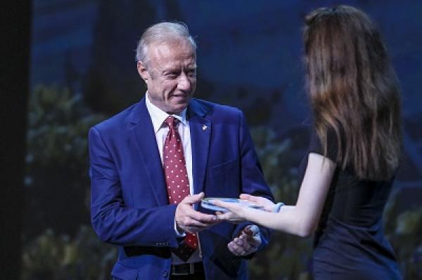 &Omicron; &Mu;&alpha;&rho;&alpha;&theta;ώ&nu;&iota;&omicron;&sigmaf; &Alpha;&theta;ή&nu;&alpha;&sigmaf; &alpha;&pi;έ&sigma;&pi;&alpha;&sigma;&epsilon; &tau;&omicron; &Chi;&rho;&upsilon;&sigma;ό &Beta;&rho;&alpha;&beta;&epsilon;ί&omicron; &omega;&sigmaf; Major Tourism Event