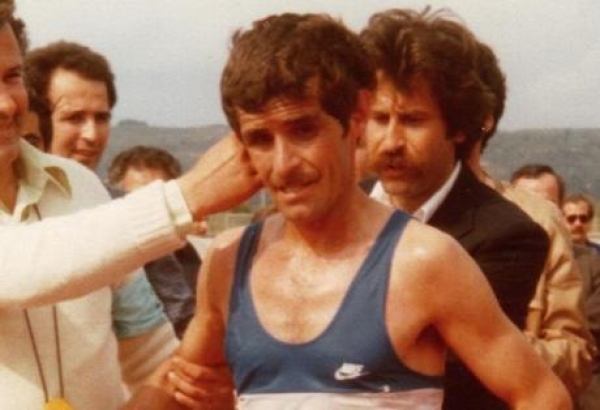 &Delta;&Epsilon;&Lambda;&Tau;&Iota;&Omicron; &Tau;&Upsilon;&Pi;&Omicron;&Upsilon; - Έ&phi;&upsilon;&gamma;&epsilon; &alpha;&pi;ό &tau;&eta; &zeta;&omega;ή &omicron; &mu;&alpha;&rho;&alpha;&theta;&omega;&nu;&omicron;&delta;&rho;ό&mu;&omicron;&sigmaf; &Phi;ά&nu;&eta;&sigmaf; &Tau;&sigma;&iota;&mu;&iota;&gamma;&kappa;ά&tau;&omicron;&sigmaf;