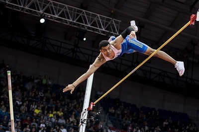 &Omicron; &Kappa;&alpha;&rho;&alpha;&lambda;ή&sigmaf; &epsilon;&pi;έ&sigma;&tau;&rho;&epsilon;&psi;&epsilon; &sigma;&tau;&iota;&sigmaf; &mu;&epsilon;&gamma;ά&lambda;&epsilon;&sigmaf; &pi;&tau;ή&sigma;&epsilon;&iota;&sigmaf; &mu;&epsilon; 5,60 &mu;., &alpha;&nu;&epsilon;&beta;&alpha;&sigma;&mu;έ&nu;&omicron;&sigmaf; &kappa;&alpha;&iota; &omicron; &Nu;&epsilon;&rho;ά&nu;&tau;&zeta;&eta;&sigmaf; &mu;&epsilon; 5,40 &mu;.