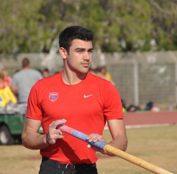 &Nu;ί&kappa;&eta; &Chi;&rho;&upsilon;&sigma;&alpha;&nu;&theta;ό&pi;&omicron;&upsilon;&lambda;&omicron;&upsilon; &sigma;&tau;&eta;&nu; &Alpha;&mu;&beta;έ&rho;&sigma;&alpha; &mu;&epsilon; 5,42 &mu;. &sigma;&tau;&omicron; &epsilon;&pi;ί &kappa;&omicron;&nu;&tau;ώ