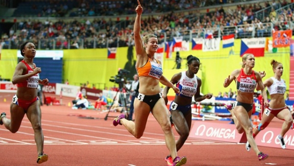 &Pi;&rho;ά&gamma;&alpha; 2015: &Phi;&iota;&nu;ά&lambda;&epsilon; &mu;&epsilon; &rho;&epsilon;&kappa;ό&rho; &kappa;&alpha;&iota; &kappa;&omicron;&rho;&upsilon;&phi;&alpha;ί&epsilon;&sigmaf; &epsilon;&pi;&iota;&delta;ό&sigma;&epsilon;&iota;&sigmaf;