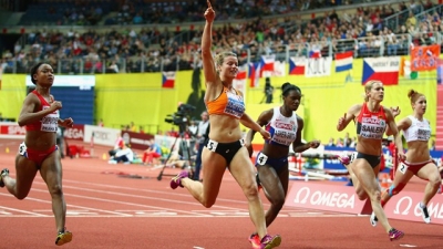 &Pi;&rho;ά&gamma;&alpha; 2015: &Phi;&iota;&nu;ά&lambda;&epsilon; &mu;&epsilon; &rho;&epsilon;&kappa;ό&rho; &kappa;&alpha;&iota; &kappa;&omicron;&rho;&upsilon;&phi;&alpha;ί&epsilon;&sigmaf; &epsilon;&pi;&iota;&delta;ό&sigma;&epsilon;&iota;&sigmaf;