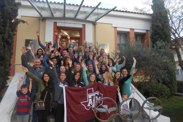 &Phi;&omicron;&iota;&tau;&eta;&tau;έ&sigmaf; &alpha;&pi;ό &tau;&omicron; TEXAS A&amp;M UNIVERSITY &sigma;&tau;&omicron; &Mu;&omicron;&upsilon;&sigma;&epsilon;ί&omicron; &Mu;&alpha;&rho;&alpha;&theta;&omega;&nu;ί&omicron;&upsilon; &Delta;&rho;ό&mu;&omicron;&upsilon;