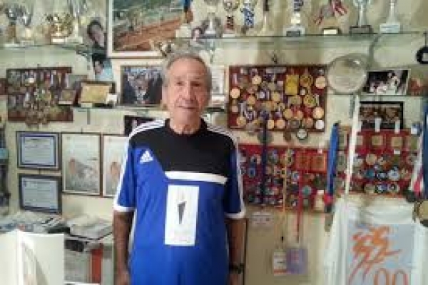 &Tau;&rho;&epsilon;&iota;&sigmaf; &xi;&epsilon;&chi;&omega;&rho;&iota;&sigma;&tau;έ&sigmaf; &pi;&rho;&omicron;&sigma;&omega;&pi;&iota;&kappa;ό&tau;&eta;&tau;&epsilon;&sigmaf; &beta;&rho;&alpha;&beta;&epsilon;ύ&omicron;&nu;&tau;&alpha;&iota; &sigma;&tau;&omicron; Gala &tau;&eta;&sigmaf; AIMS