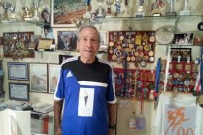 &Tau;&rho;&epsilon;&iota;&sigmaf; &xi;&epsilon;&chi;&omega;&rho;&iota;&sigma;&tau;έ&sigmaf; &pi;&rho;&omicron;&sigma;&omega;&pi;&iota;&kappa;ό&tau;&eta;&tau;&epsilon;&sigmaf; &beta;&rho;&alpha;&beta;&epsilon;ύ&omicron;&nu;&tau;&alpha;&iota; &sigma;&tau;&omicron; Gala &tau;&eta;&sigmaf; AIMS