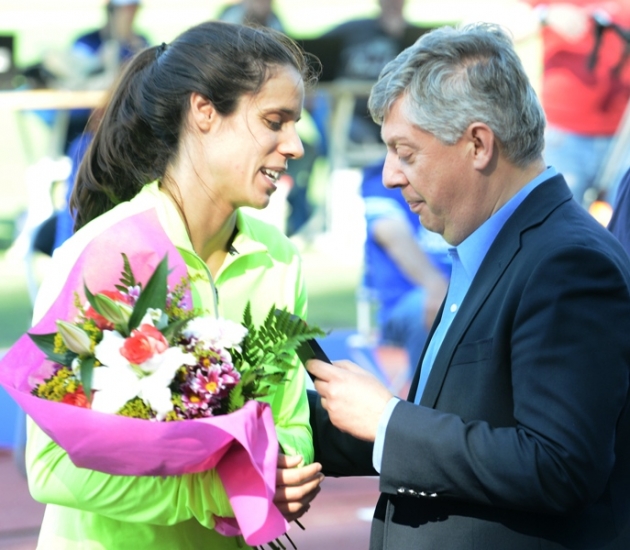 &Eta; &Sigma;&tau;&epsilon;&phi;&alpha;&nu;ί&delta;&eta; &pi;έ&rho;&alpha;&sigma;&epsilon; &tau;&alpha; 4,86 &mu;. &kappa;&alpha;&iota; &phi;&lambda;έ&rho;&tau;&alpha;&rho;&epsilon; &tau;&alpha; 5,00 &mu;.