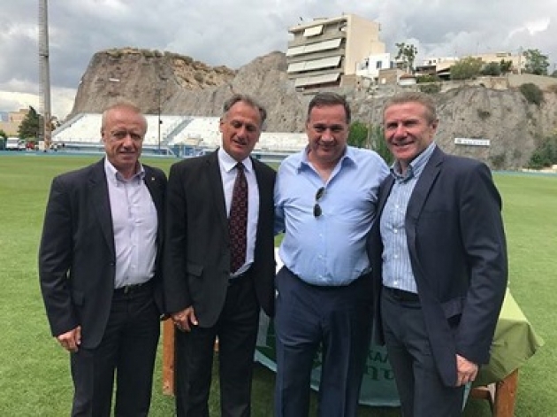 &Mu;&epsilon; &Mu;&pi;&omicron;ύ&mu;&pi;&kappa;&alpha;, &Epsilon;&mu;&iota;&gamma;&iota;ά&nu; &kappa;&alpha;&iota; &kappa;&alpha;&lambda;έ&sigmaf; &epsilon;&pi;&iota;&delta;ό&sigma;&epsilon;&iota;&sigmaf; &tau;&alpha; ά&lambda;&mu;&alpha;&tau;&alpha; &sigma;&tau;&eta;&nu; &Kappa;&alpha;&lambda;&lambda;&iota;&theta;έ&alpha;