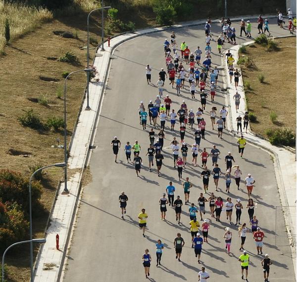 &Delta;&Epsilon;&Lambda;&Tau;&Iota;&Omicron; &Tau;&Upsilon;&Pi;&Omicron;&Upsilon; - &Omicron; &Delta;ή&mu;&omicron;&sigmaf; &Gamma;&alpha;&lambda;&alpha;&tau;&sigma;ί&omicron;&upsilon; &pi;&rho;ώ&tau;&omicron;&sigmaf; &sigma;&epsilon; &sigma;&upsilon;&mu;&mu;&epsilon;&tau;&omicron;&chi;έ&sigmaf; &sigma;&tau;&omicron;&nu; 1&omicron; &Alpha;&tau;&tau;&iota;&kappa;ό &Alpha;&gamma;ώ&nu;&alpha; &Delta;&rho;ό&mu;&omicron;&upsilon; &laquo;Ό&lambda;&omicron;&iota; &mu;&alpha;&zeta;ί &mu;&pi;&omicron;&rho;&omicron;ύ&mu;&epsilon;&raquo; - &Tau;&rho;έ&chi;&omicron;&upsilon;&mu;&epsilon; &gamma;&iota;&alpha; &kappa;&alpha;&lambda;ό &sigma;&kappa;&omicron;&pi;ό.