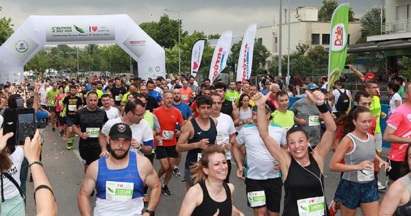 &Eta; &Theta;&epsilon;&sigma;&sigma;&alpha;&lambda;&omicron;&nu;ί&kappa;&eta; &kappa;&alpha;&iota; &tau;&omicron; 5&omicron; &laquo;Olympic Day Run&raquo; Greece &delta;ί&nu;&omicron;&upsilon;&nu; &tau;&eta;&nu; &sigma;&kappa;&upsilon;&tau;ά&lambda;&eta; &sigma;&tau;&eta;&nu; &Alpha;&rho;&chi;&alpha;ί&alpha; &Omicron;&lambda;&upsilon;&mu;&pi;ί&alpha;