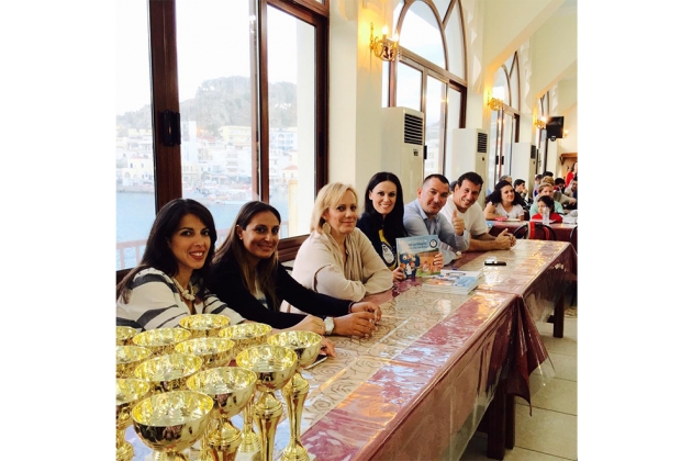 &Delta;&Epsilon;&Lambda;&Tau;&Iota;&Omicron; &Tau;&Upsilon;&Pi;&Omicron;&Upsilon; - &Sigma;&tau;&eta;&nu; &Kappa;ά&rho;&pi;&alpha;&theta;&omicron; &pi;&rho;&alpha;&gamma;&mu;&alpha;&tau;&omicron;&pi;&omicron;&iota;ή&theta;&eta;&kappa;&epsilon; &eta; &pi;&alpha;&rho;&omicron;&upsilon;&sigma;ί&alpha;&sigma;&eta; &tau;&omicron;&upsilon; &epsilon;&kappa;&pi;&alpha;&iota;&delta;&epsilon;&upsilon;&tau;&iota;&kappa;&omicron;ύ &beta;&iota;&beta;&lambda;ί&omicron;&upsilon; &tau;&eta;&sigmaf; &Alpha;&kappa;&alpha;&delta;&eta;&mu;ί&alpha;&sigmaf; &mu;&epsilon; &tau;ί&tau;&lambda;&omicron;: &laquo;&Alpha;&xi;ί&epsilon;&sigmaf; &Omicron;&lambda;&upsilon;&mu;&pi;&iota;&alpha;&kappa;έ&sigmaf;! &Alpha;&pi;ό &tau;&eta;&nu; &Omicron;&lambda;&upsilon;&mu;&pi;ί&alpha;...&pi;&rho;&omicron;&sigmaf; ό&lambda;&omicron; &tau;&omicron;&nu; &Kappa;ό&sigma;&mu;&omicron;! Έ&nu;&alpha; &mu;&alpha;&gamma;&iota;&kappa;ό &tau;&alpha;&xi;ί&delta;&iota;!&raquo;