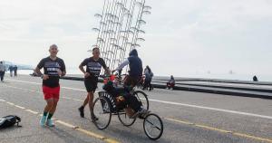 &Theta;&omega;&mu;ά&sigmaf; &Tau;ά&tau;&sigma;&iota;&omicron;&sigmaf; - &Chi;&rho;ή&sigma;&tau;&omicron;&sigmaf; &Mu;&pi;&epsilon;&nu;&tau;&iota;&omicron;ύ&lambda;&eta;&sigmaf;: &Eta; &iota;&sigma;&tau;&omicron;&rho;ί&alpha; &mu;&iota;&alpha;&sigmaf; &xi;&epsilon;&chi;&omega;&rho;&iota;&sigma;&tau;ή&sigmaf; &phi;&iota;&lambda;ί&alpha;&sigmaf;, &pi;&omicron;&upsilon; &epsilon;&nu;&iota;&sigma;&chi;ύ&epsilon;&tau;&alpha;&iota; &mu;έ&sigma;&alpha; &alpha;&pi;ό &tau;&omicron; Thessaloniki Virtual Marathon