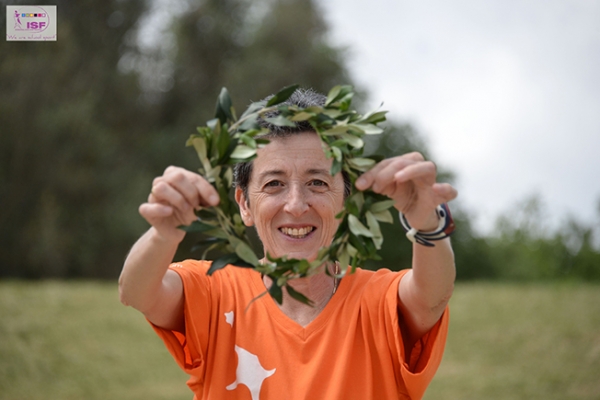 35&omicron;&sigmaf; &Alpha;&Mu;&Alpha;. &Eta; &theta;&rho;&upsilon;&lambda;&iota;&kappa;ή &Rho;ό&zeta;&alpha; &Mu;ό&tau;&alpha; &sigma;&tau;&omicron; GALA &tau;&eta;&sigmaf; AIMS &sigma;&tau;&eta;&nu; &Alpha;&theta;ή&nu;&alpha;