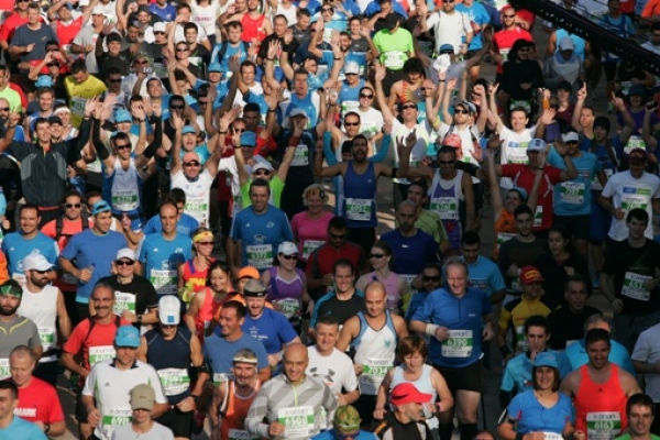 H &Alpha;&theta;ή&nu;&alpha; ό&lambda;&eta; &ldquo;&tau;&rho;έ&chi;&epsilon;&iota;&rdquo;... &Mu;&omicron;&upsilon;&sigma;&epsilon;ί&alpha;, &xi;&epsilon;&nu;&omicron;&delta;&omicron;&chi;&epsilon;ί&alpha;, &kappa;&alpha;&tau;&alpha;&sigma;&tau;ή&mu;&alpha;&tau;&alpha; &kappa;&alpha;&iota; &pi;&omicron;&lambda;&iota;&tau;&iota;&sigma;&tau;&iota;&kappa;&omicron;ί &chi;ώ&rho;&omicron;&iota; &sigma;&tau;&omicron; &rho;&upsilon;&theta;&mu;ό &tau;&omicron;&upsilon; &Mu;&alpha;&rho;&alpha;&theta;&omega;&nu;ί&omicron;&upsilon; &Alpha;&theta;ή&nu;&alpha;&sigmaf;