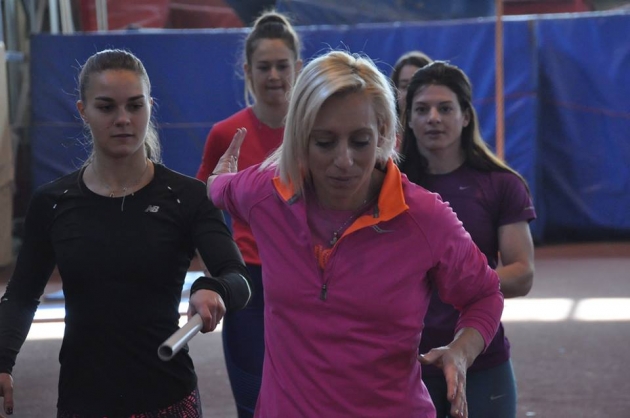 &Sigma;&tau;&omicron; &Beta;ό&lambda;&omicron; &kappa;&alpha;&mu;&pi; &gamma;&iota;&alpha; &tau;&iota;&sigmaf; &sigma;&kappa;&upsilon;&tau;ά&lambda;&epsilon;&sigmaf; 4&Chi;100 &mu;έ&tau;&rho;&alpha;