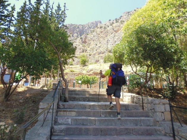 &Alpha;&pi;&rsquo; &tau;&omicron; &Kappa;&alpha;&rho;&pi;&epsilon;&nu;ή&sigma;&iota; &sigma;&tau;&omicron;&upsilon;&sigmaf; &Delta;&epsilon;&lambda;&phi;&omicron;ύ&sigmaf;, &sigma;&tau;&omicron; &Epsilon;&upsilon;&rho;&omega;&pi;&alpha;ϊ&kappa;ό &Mu;&omicron;&nu;&omicron;&pi;ά&tau;&iota; &Epsilon;4 &Pi;&eta;&gamma;&alpha;ί&nu;&omicron;&nu;&tau;&alpha;&sigmaf; &mu;&epsilon; &tau;&alpha; &pi;ό&delta;&iota;&alpha; &sigma;&tau;&eta;&nu; &Pi;&upsilon;&theta;ί&alpha; &hellip;