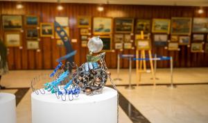 &Eta; &Sigma;&upsilon;&mu;&pi;&omicron;&lambda;&iota;&tau;&epsilon;ί&alpha; &Omicron;&lambda;&upsilon;&mu;&pi;ί&alpha;&sigmaf; &tau;&iota;&mu;ά &tau;&eta;&nu; &Epsilon;&upsilon;&gamma;&epsilon;&nu;ή Ά&mu;&iota;&lambda;&lambda;&alpha; &kappa;&alpha;&iota; &tau;&alpha; &Alpha;&lambda;&tau;&iota;&kappa;ά &alpha;&gamma;&omega;&nu;ί&sigma;&mu;&alpha;&tau;&alpha; &mu;&epsilon; &epsilon;&kappa;&delta;ή&lambda;&omega;&sigma;&eta; &kappa;&alpha;&iota; &epsilon;&iota;&kappa;&alpha;&sigma;&tau;&iota;&kappa;ή έ&kappa;&theta;&epsilon;&sigma;&eta; &sigma;&tau;&omicron; &pi;&lambda;&alpha;ί&sigma;&iota;&omicron; &tau;&eta;&sigmaf; &delta;&iota;&omicron;&rho;&gamma;ά&nu;&omega;&sigma;&eta;&sigmaf; &tau;&omicron;&upsilon; 9&omicron;&upsilon; &Delta;&rho;ό&mu;&omicron;&upsilon; &Omicron;&lambda;&upsilon;&mu;&pi;&iota;&alpha;&kappa;ή&sigmaf; &Epsilon;&kappa;&epsilon;&chi;&epsilon;&iota;&rho;ί&alpha;&sigmaf;