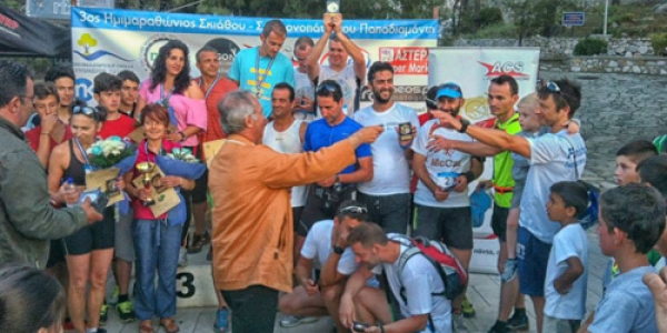 &Sigma;&tau;&alpha; &mu;&omicron;&nu;&omicron;&pi;ά&tau;&iota;&alpha; &tau;&omicron;&upsilon; &Pi;&alpha;&pi;&alpha;&delta;&iota;&alpha;&mu;ά&nu;&tau;&eta;