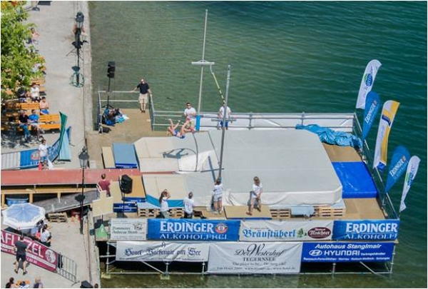 &Eta; &Sigma;&tau;&epsilon;&phi;&alpha;&nu;ί&delta;&eta; &epsilon;&pi;έ&sigma;&tau;&rho;&epsilon;&psi;&epsilon; &sigma;&tau;&alpha;...&psi;&eta;&lambda;ά &mu;&epsilon; 4,65 &mu;. &sigma;&tau;&omicron; &Rho;ό&tau;&alpha;&chi;