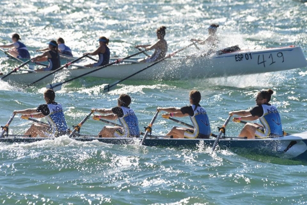 &Delta;&Epsilon;&Lambda;&Tau;&Iota;&Omicron; &Tau;&Upsilon;&Pi;&Omicron;&Upsilon; - &Omicron; &Nu;&alpha;&upsilon;&tau;&iota;&kappa;ό&sigmaf; Ό&mu;&iota;&lambda;&omicron;&sigmaf; &Theta;&epsilon;&sigma;&sigma;&alpha;&lambda;&omicron;&nu;ί&kappa;&eta;&sigmaf;  &alpha;&phi;ή&nu;&epsilon;&iota; &tau;&alpha; &kappa;&omicron;&upsilon;&pi;&iota;ά &kappa;&alpha;&iota; &pi;&alpha;ί&rho;&nu;&epsilon;&iota; &sigma;&kappa;&upsilon;&tau;ά&lambda;&eta;  &sigma;&tau;&alpha; &Beta;ί&kappa;&omicron;&sigmaf; Street Relays &sigma;&tau;&eta; &Nu;έ&alpha; &Pi;&alpha;&rho;&alpha;&lambda;ί&alpha;