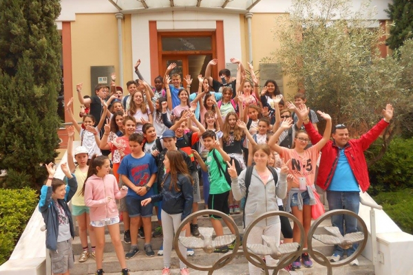 &Mu;&alpha;&theta;&eta;&tau;έ&sigmaf; &tau;&omicron;&upsilon; 6&omicron;&upsilon; &Delta;&eta;&mu;&omicron;&tau;&iota;&kappa;&omicron;ύ &sigma;&chi;&omicron;&lambda;&epsilon;ί&omicron;&upsilon; &Zeta;&omega;&gamma;&rho;ά&phi;&omicron;&upsilon; &epsilon;&pi;&iota;&sigma;&kappa;έ&phi;&tau;&eta;&kappa;&alpha;&nu; &tau;&omicron; &Mu;&omicron;&upsilon;&sigma;&epsilon;ί&omicron; &Mu;&alpha;&rho;&alpha;&theta;&omega;&nu;ί&omicron;&upsilon; &Delta;&rho;ό&mu;&omicron;&upsilon;