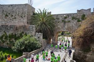 &Pi;&rho;&omicron;&sigma;&phi;&omicron;&rho;έ&sigmaf; &gamma;&iota;&alpha; &tau;&rho;&iota;ή&mu;&epsilon;&rho;&omicron; &sigma;&tau;&eta; &Rho;ό&delta;&omicron; &mu;&epsilon; &sigma;&upsilon;&mu;&mu;&epsilon;&tau;&omicron;&chi;ή &sigma;&tau;&omicron;&nu; 9&omicron; &Delta;&iota;&epsilon;&theta;&nu;ή &Mu;&alpha;&rho;&alpha;&theta;ώ&nu;&iota;&omicron;