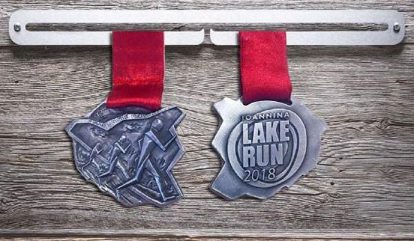 &Delta;&Epsilon;&Lambda;&Tau;&Iota;&Omicron; &Tau;&Upsilon;&Pi;&Omicron;&Upsilon; - 12&omicron;&sigmaf; &Gamma;ύ&rho;&omicron;&sigmaf; &Lambda;ί&mu;&nu;&eta;&sigmaf; &Iota;&omega;&alpha;&nu;&nu;ί&nu;&omega;&nu;. Έ&nu;&alpha; &mu;&epsilon;&tau;ά&lambda;&lambda;&iota;&omicron; &mu;&epsilon; &delta;ύ&nu;&alpha;&mu;&eta; &kappa;&alpha;&iota; &kappa;ί&nu;&eta;&sigma;&eta;