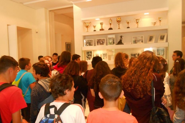 &Tau;&omicron; &Mu;&omicron;&upsilon;&sigma;&epsilon;ί&omicron; &Mu;&alpha;&rho;&alpha;&theta;&omega;&nu;ί&omicron;&upsilon; &Delta;&rho;ό&mu;&omicron;&upsilon; &epsilon;&pi;&iota;&sigma;&kappa;έ&phi;&tau;&eta;&kappa;&alpha;&nu; &mu;&alpha;&theta;&eta;&tau;έ&sigmaf; &alpha;&pi;ό &tau;&omicron; 43&omicron; &Delta;&eta;&mu;&omicron;&tau;&iota;&kappa;ό &Sigma;&chi;&omicron;&lambda;&epsilon;ί&omicron; &Alpha;&theta;&eta;&nu;ώ&nu;