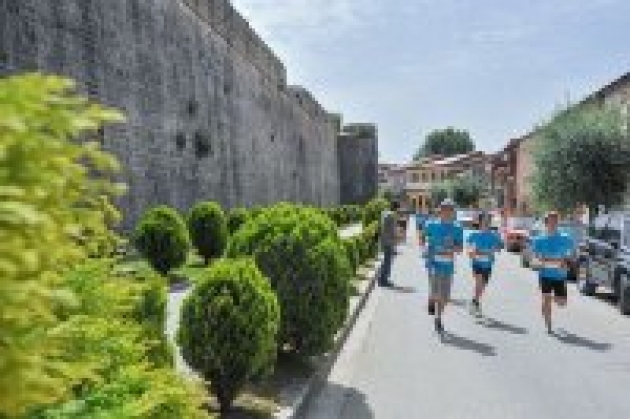 Run Greece. &Gamma;&iota;ά&nu;&nu;&epsilon;&nu;&alpha; 8 &Mu;&alpha;ΐ&omicron;&upsilon;, &epsilon;&gamma;&gamma;&rho;&alpha;&phi;έ&sigmaf; &kappa;&alpha;&iota; &tau;&iota;&sigmaf; &eta;&mu;έ&rho;&epsilon;&sigmaf; &tau;&omicron;&upsilon; &Pi;ά&sigma;&chi;&alpha; (&Beta;&Iota;&Nu;&Tau;&Epsilon;&Omicron;)