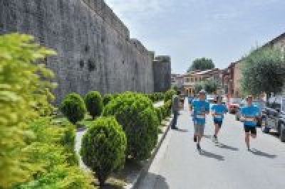 Run Greece. &Gamma;&iota;ά&nu;&nu;&epsilon;&nu;&alpha; 8 &Mu;&alpha;ΐ&omicron;&upsilon;, &epsilon;&gamma;&gamma;&rho;&alpha;&phi;έ&sigmaf; &kappa;&alpha;&iota; &tau;&iota;&sigmaf; &eta;&mu;έ&rho;&epsilon;&sigmaf; &tau;&omicron;&upsilon; &Pi;ά&sigma;&chi;&alpha; (&Beta;&Iota;&Nu;&Tau;&Epsilon;&Omicron;)