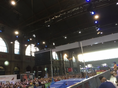 &Eta; &Sigma;&tau;&epsilon;&phi;&alpha;&nu;ί&delta;&eta; &xi;&epsilon;&pi;έ&rho;&alpha;&sigma;&epsilon; &tau;&alpha; 4,71 &mu;. &sigma;&tau;&omicron; Street Event &tau;&eta;&sigmaf; &Zeta;&upsilon;&rho;ί&chi;&eta;&sigmaf;