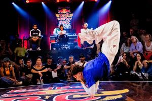 &Tau;&omicron; RED BULL BC ONE, &omicron; &xi;&epsilon;&chi;&omega;&rho;&iota;&sigma;&tau;ό&sigmaf; &delta;&iota;&alpha;&gamma;&omega;&nu;&iota;&sigma;&mu;ό&sigmaf; BREAK DANCE, &alpha;&nu;&epsilon;&beta;&alpha;ί&nu;&epsilon;&iota; &Theta;&epsilon;&sigma;&sigma;&alpha;&lambda;&omicron;&nu;ί&kappa;&eta;