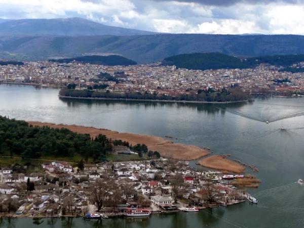 &laquo;&Tau;&rho;έ&chi;&omega; &kappa;&alpha;&iota; &Pi;&epsilon;&rho;&pi;&alpha;&tau;ώ &sigma;&tau;&omicron;&upsilon;&sigmaf; &Delta;&rho;ό&mu;&omicron;&upsilon;&sigmaf; &tau;&omicron;&upsilon; &Nu;&eta;&sigma;&iota;&omicron;ύ&raquo;