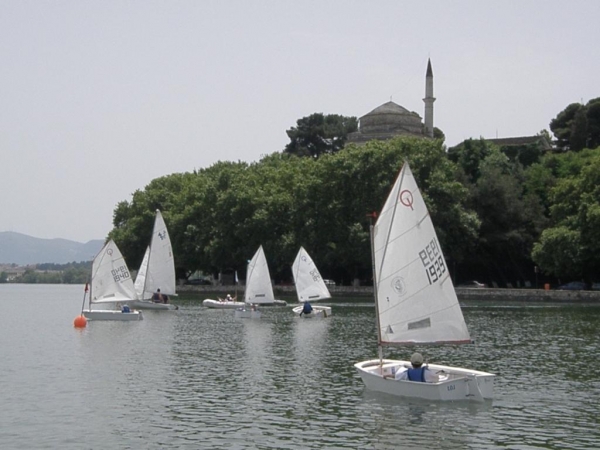 &Delta;&Epsilon;&Lambda;&Tau;&Iota;&Omicron; &Tau;&Upsilon;&Pi;&Omicron;&Upsilon; - &Omicron; &Iota;&sigma;&tau;&iota;&omicron;&pi;&lambda;&omicron;ϊ&kappa;ό&sigmaf; Ό&mu;&iota;&lambda;&omicron;&sigmaf; &Iota;&omega;&alpha;&nu;&nu;ί&nu;&omega;&nu; &mu;&epsilon; &alpha;&nu;&omicron;&iota;&chi;&tau;ά &pi;&alpha;&nu;&iota;ά &sigma;&tau;&eta; &Lambda;ί&mu;&nu;&eta; &Pi;&alpha;&mu;&beta;ώ&tau;&iota;&delta;&alpha; &gamma;&iota;&alpha; &tau;&omicron;&nu; 2&omicron; &Nu;&upsilon;&chi;&tau;&epsilon;&rho;&iota;&nu;ό &Eta;&mu;&iota;&mu;&alpha;&rho;&alpha;&theta;ώ&nu;&iota;&omicron;!