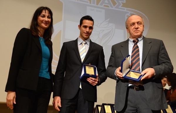 &Beta;&rho;&alpha;&delta;&iota;ά &gamma;&epsilon;&mu;ά&tau;&eta; &chi;&alpha;&mu;ό&gamma;&epsilon;&lambda;&alpha;, &sigma;&tau;&eta;&nu; &beta;&rho;&alpha;&delta;&iota;ά &tau;&omega;&nu; &kappa;&omicron;&rho;&upsilon;&phi;&alpha;ί&omega;&nu;