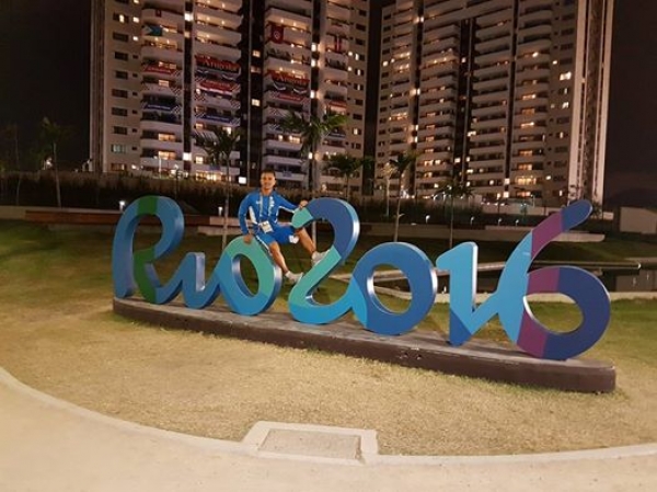 &Xi;&epsilon;&kappa;ί&nu;&eta;&mu;&alpha; &mu;&epsilon; &tau;&omicron; ... &delta;&epsilon;&xi;ί &gamma;&iota;&alpha; &Pi;&alpha;&pi;&alpha;&mu;&iota;&chi;&alpha;ή&lambda; &kappa;&alpha;&iota; &Nu;&tau;&rho;&iota;&sigma;&mu;&pi;&iota;ώ&tau;&eta;