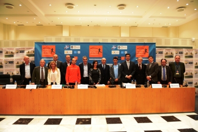 &laquo;&Zeta;ή&sigma;&tau;&epsilon; &tau;&eta;&nu; &epsilon;&mu;&pi;&epsilon;&iota;&rho;ί&alpha; &tau;&omicron;&upsilon; &Eta;&mu;&iota;-&Mu;&alpha;&rho;&alpha;&theta;&omega;&nu;ί&omicron;&upsilon; &tau;&eta;&sigmaf; &Alpha;&theta;ή&nu;&alpha;&sigmaf;&raquo;. &Upsilon;&pi;ά&rho;&chi;&omicron;&upsilon;&nu; &alpha;&kappa;ό&mu;&eta; &kappa;&epsilon;&nu;έ&sigmaf; &theta;έ&sigma;&epsilon;&iota;&sigmaf;