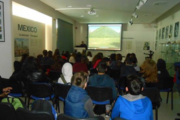 &Mu;&alpha;&theta;&eta;&tau;έ&sigmaf; &alpha;&pi;ό &tau;&omicron; 2&omicron; &Gamma;&upsilon;&mu;&nu;ά&sigma;&iota;&omicron; &Alpha;&gamma;.&Pi;&alpha;&rho;&alpha;&sigma;&kappa;&epsilon;&upsilon;ή&sigmaf; &epsilon;&pi;&iota;&sigma;&kappa;έ&phi;&tau;&eta;&kappa;&alpha;&nu; &tau;&omicron; &Mu;&omicron;&upsilon;&sigma;&epsilon;ί&omicron; &Mu;&alpha;&rho;&alpha;&theta;&omega;&nu;ί&omicron;&upsilon; &Delta;&rho;ό&mu;&omicron;&upsilon;