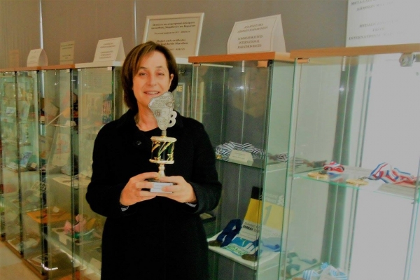 &Eta; &Pi;&rho;έ&sigma;&beta;&eta;&sigmaf; &tau;&omicron;&upsilon; &Iota;&sigma;&rho;&alpha;ή&lambda; &sigma;&tau;&eta;&nu; &Epsilon;&lambda;&lambda;ά&delta;&alpha;, &kappa;. &Iota;&rho;ί&tau; &Mu;&pi;&epsilon;&nu;-Ά&mu;&pi;&alpha; &epsilon;&pi;&iota;&sigma;&kappa;έ&phi;&tau;&eta;&kappa;&epsilon; &tau;&omicron; &Mu;&omicron;&upsilon;&sigma;&epsilon;ί&omicron; &Mu;&alpha;&rho;&alpha;&theta;&omega;&nu;ί&omicron;&upsilon; &Delta;&rho;ό&mu;&omicron;&upsilon;