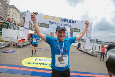 &Omicron; &Delta;ή&mu;&alpha;&rho;&chi;&omicron;&sigmaf; &tau;&omicron;&upsilon; &Nu;&tau;ί&sigma;&epsilon;&lambda;&nu;&tau;&omicron;&rho;&phi; &epsilon;&kappa;&pi;&lambda;&eta;&rho;ώ&nu;&epsilon;&iota; &tau;&omicron; ό&nu;&epsilon;&iota;&rho;&omicron; &tau;&omicron;&upsilon; &kappa;&alpha;&iota; &tau;&rho;έ&chi;&epsilon;&iota; &sigma;&tau;&omicron;&nu; 33&omicron; &Mu;&alpha;&rho;&alpha;&theta;ώ&nu;&iota;&omicron; &Alpha;&theta;ή&nu;&alpha;&sigmaf;