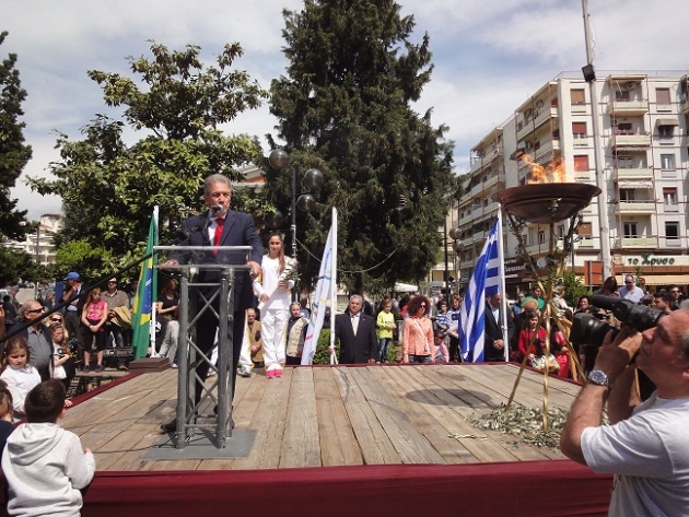 &Delta;&Epsilon;&Lambda;&Tau;&Iota;&Omicron; &Tau;&Upsilon;&Pi;&Omicron;&Upsilon; - &Omicron; &Delta;ή&mu;&omicron;&sigmaf; &Sigma;&epsilon;&rho;&rho;ώ&nu; &upsilon;&pi;&omicron;&delta;έ&chi;&tau;&eta;&kappa;&epsilon; &tau;&eta;&nu; &Omicron;&lambda;&upsilon;&mu;&pi;&iota;&alpha;&kappa;ή &Phi;&lambda;ό&gamma;&alpha;, &sigma;&tau;&eta;&nu; &pi;&omicron;&rho;&epsilon;ί&alpha; &tau;&eta;&sigmaf; &pi;&rho;&omicron;&sigmaf; &tau;&omicron; &Rho;ί&omicron; &tau;&eta;&sigmaf; &Beta;&rho;&alpha;&zeta;&iota;&lambda;ί&alpha;&sigmaf;