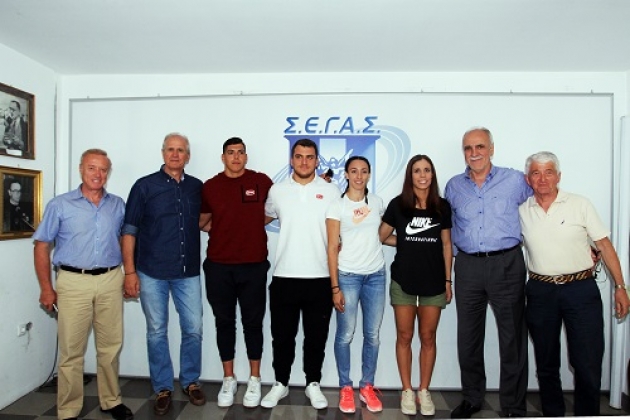 &Kappa;ά&lambda;&epsilon;&sigma;&alpha;&nu; &tau;&omicron;&nu; &kappa;ό&sigma;&mu;&omicron; &sigma;&tau;&omicron; &Pi;&alpha;&mu;&pi;&epsilon;&lambda;&omicron;&pi;&omicron;&nu;&nu;&eta;&sigma;&iota;&alpha;&kappa;ό &kappa;&alpha;&iota; &upsilon;&pi;&omicron;&sigma;&chi;έ&theta;&eta;&kappa;&alpha;&nu; &epsilon;&xi;&alpha;&iota;&rho;&epsilon;&tau;&iota;&kappa;έ&sigmaf; &epsilon;&pi;&iota;&delta;ό&sigma;&epsilon;&iota;&sigmaf;