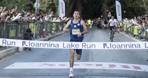 &Epsilon;&pi;έ&sigma;&tau;&rho;&epsilon;&psi;&epsilon; &sigma;&tau;&eta;&nu; &kappa;&omicron;&rho;&upsilon;&phi;ή &omicron; &Nu;έ&sigma;&tau;&omicron;&rho;&alpha;&sigmaf; &Kappa;&omicron;&lambda;&iota;ό&sigmaf; &sigma;&tau;&omicron; 5ά&rho;&iota; &tau;&omicron;&upsilon; Ioannina Lake Run
