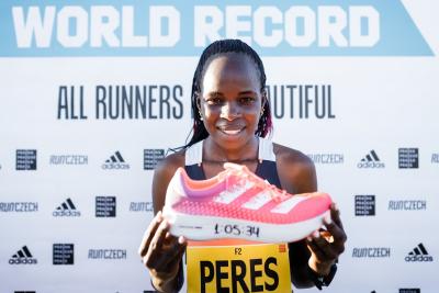 Η Peres Jepchirchir συνέτριψε το παγκόσμιο ρεκόρ του γυναικείου Ημιμαραθωνίου στην Πράγα με adidas adizero adios Pro