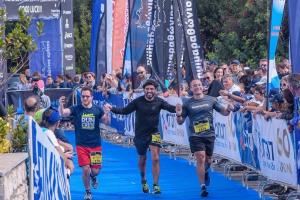 &Tau;&rho;&epsilon;&iota;&sigmaf; &ldquo;&Kappa;&omicron;&upsilon;&zeta;&omicron;&upsilon;&lambda;&omicron;ί &delta;&rho;&omicron;&mu;&epsilon;ί&sigmaf;&rdquo; &tau;&rho;έ&chi;&omicron;&upsilon;&nu; &tau;&omicron;&nu; &Alpha;&upsilon;&theta;&epsilon;&nu;&tau;&iota;&kappa;ό &Mu;&alpha;&rho;&alpha;&theta;ώ&nu;&iota;&omicron; &tau;&eta;&sigmaf; &Alpha;&theta;ή&nu;&alpha;&sigmaf; &kappa;&alpha;&iota; &mu;&alpha;&zeta;&epsilon;ύ&omicron;&upsilon;&nu; &chi;&rho;ή&mu;&alpha;&tau;&alpha; &gamma;&iota;&alpha; &tau;&eta;&nu; &ldquo;&Kappa;&iota;&beta;&omega;&tau;ό &tau;&omicron;&upsilon; &Kappa;ό&sigma;&mu;&omicron;&upsilon;&rdquo;